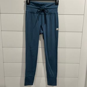 Vuori ocean blue daily legging